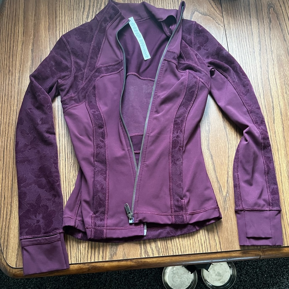 Lululemon women’s purple floral athletic jacket size 2